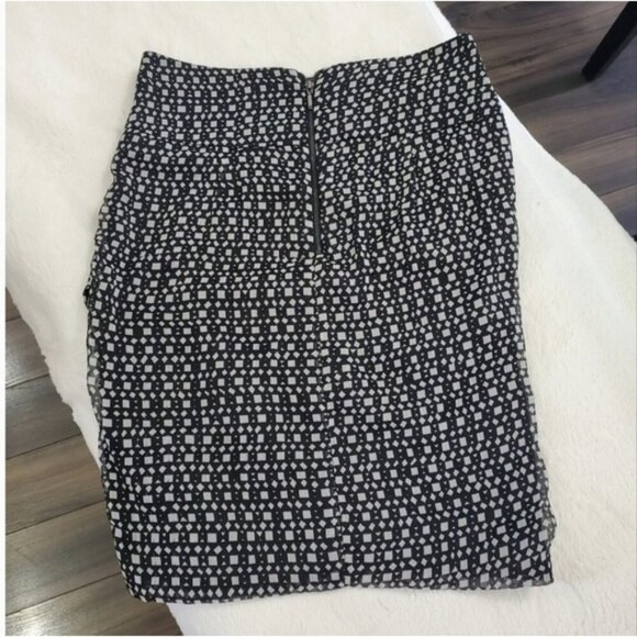 Tulip style lined pencil skirt - Picture 3 of 5